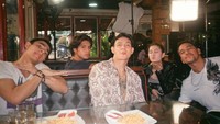 Kalau ini momen Marcell di tengah waktu istirahat syuting. Ia berpose bersama beberapa rekan selebriti dengan sajian kentang goreng di hadapan mereka. Foto: Instagram/@marcelldarwin
