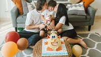Aktor berusia 35 tahun itu tampak hangat bersama keluarga kecilnya. Ini momen mereka saat merayakan ulang tahun putranya dengan konsep lucu. Foto: Instagram/@marcelldarwin