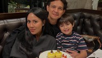 Marcel Darwin dan sang istri, Nabila Faisal, sering membagikan momen mereka berdua. Salah satunya ketika merayakan hari pernikahan ke-8 di sebuah restoran. Foto: Instagram/@marcelldarwin