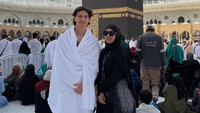 Momen ibadah umroh itu pertama kali diunggah oleh aktor Marcell Darwin ke akun Instagram-nya. Ini pertama kalinya juga ia menjalani ibadah umroh setelah menjadi mualaf. Foto: Instagram/@marcelldarwin