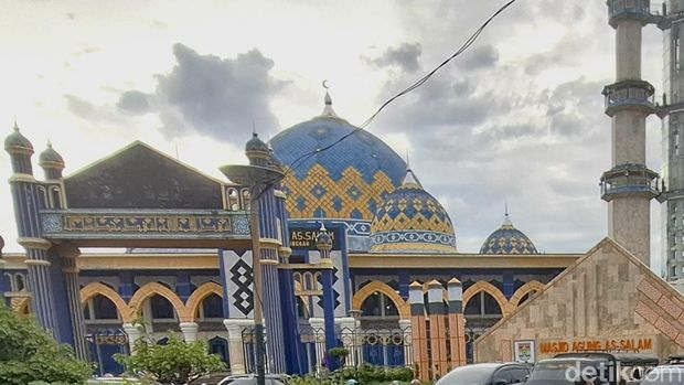 Masjid Agung As-Salam di Lubuklinggau. Masjid Agung As-Salam di Lubuklinggau.
