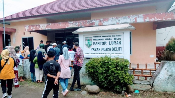 Massa melakukan aksi demo dan penyegelan di Kantor Lurah Pasar Muara Beliti, Musi Rawas