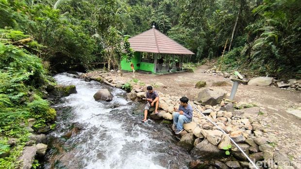 Mata air Cilengkrang yang mengalir ke Desa Sukamukti, Kuningan Mata air Cilengkrang yang mengalir ke Desa Sukamukti, Kuningan