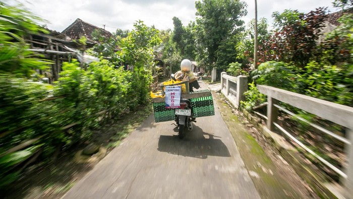 Kader Tim Pendamping Keluarga (TPK) mengantarkan paket Makan Bergizi Gratis (MBG) untuk ibu hamil dan menyusui di Desa Pengkok, Kedawung, Sragen, Jawa Tengah, Kamis (29/1/2026).Sebanyak 180 ibu hamil dan menyusui di desa tersebut menerima manfaat program MBG 2B yang diantarkan dari rumah ke rumah oleh kader TPK sebagai upaya pemenuhan gizi serta mencegah angka stunting. ANTARA FOTO/Mohammad Ayudha/rwa.