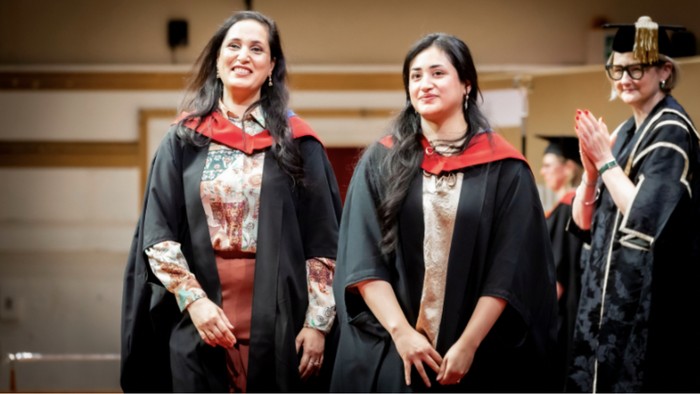 Ibu dan Anak Ini Kompak Lulus Wisuda S2 Bareng di Kampus