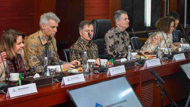 Menkeu Purbaya Sadewa menyambut kedatangan Managing Director and Chief Knowledge Officer World Bank, Paschal Donohoe, di kantor Kemenkeu, Jakarta, Kamis (29/1/2026). (Tangkapan layar Instagram)