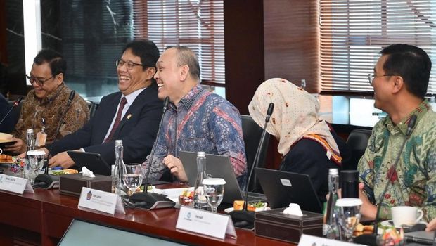 Menkeu Purbaya Sadewa menyambut kedatangan Managing Director and Chief Knowledge Officer World Bank, Paschal Donohoe, di kantor Kemenkeu, Jakarta, Kamis (29/1/2026). (Tangkapan layar Instagram)
