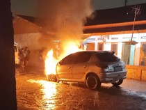 Mobil Warga Tiba-tiba Terbakar Saat Bertamu di Bogor, Diduga Korsleting
