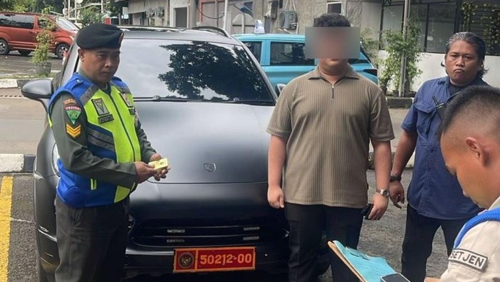 Polda Metro: Pelat Dinas Kemhan di Mobil Porsche Cayenne Dipalsukan