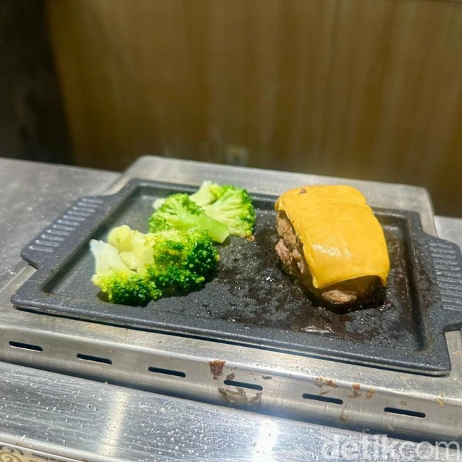 Sensasi Hamburg Jepang dengan Topping Keju Gurih yang Lumer di Mulut