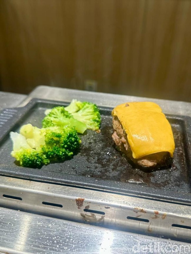 Sensasi Hamburg Jepang dengan Topping Keju Gurih yang Lumer di Mulut
