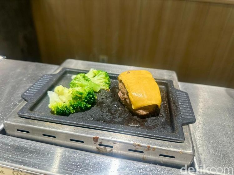 Sensasi Hamburg Jepang dengan Topping Keju Gurih yang Lumer di Mulut