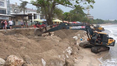 Pantai Kuta Tergerus Abrasi, Alat Berat Dikerahkan Amankan Garis Pantai
