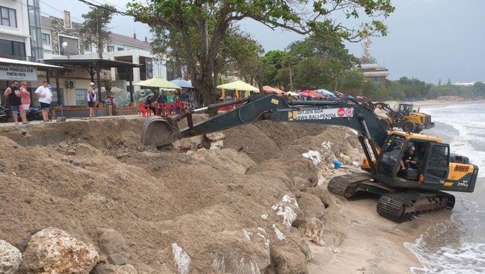 Pekerja dengan alat berat melakukan upaya penanganan abrasi di Pantai Kuta, Badung, Bali, Rabu (28/1/2026). Penanganan abrasi tersebut dilakukan dengan pemasangan batu sebagai pengaman pantai atau revetment menyusul tingginya gelombang laut sehingga menggerus pasir di dekat area pedestrian objek wisata itu sejak empat hari lalu. ANTARA FOTO/Nyoman Hendra Wibowo/wsj.