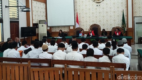 Para terdakwa kasus kejahatan siber menjalani sidang tuntutan di PN Denpasar, Kamis (29/1/2026).