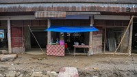 Meski material lumpur di area pasar telah dibersihkan, aktivitas jual beli belum dapat kembali berjalan normal. ANTARA FOTO/Indrianto Eko Suwarso