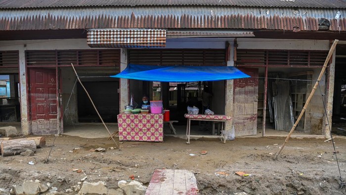 Dua anak bermain di depan Pasar Huta Godang yang belum pulih pascabencana hidrometeorologi di Kecamatan Batang Toru, Tapanuli Selatan, Sumatera Utara, Kamis (29/1/2026). Aktivitas jual beli warga di pasar tersebut belum dapat beroperasi karena meski material lumpur di area pasar telah dibersihkan namun kios-kios yang berada di dalamnya belum terbangun, sementara saat ini pengerjaan dilakukan dengan membangun kembali drainase di sekitar pasar. ANTARA FOTO/Indrianto Eko Suwarso