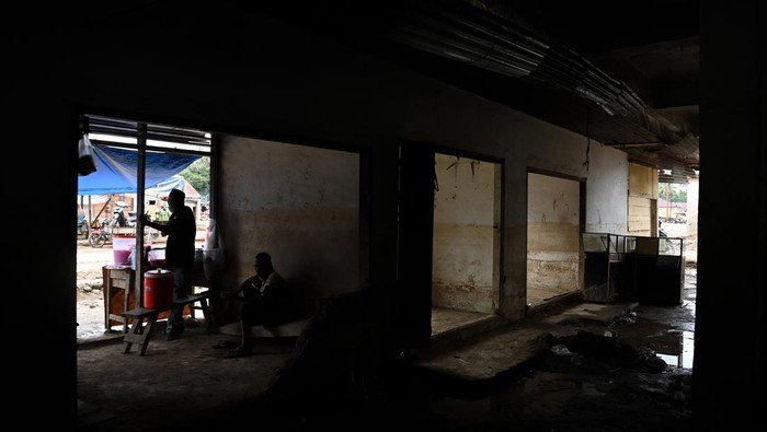 Dua anak bermain di depan Pasar Huta Godang yang belum pulih pascabencana hidrometeorologi di Kecamatan Batang Toru, Tapanuli Selatan, Sumatera Utara, Kamis (29/1/2026). Aktivitas jual beli warga di pasar tersebut belum dapat beroperasi karena meski material lumpur di area pasar telah dibersihkan namun kios-kios yang berada di dalamnya belum terbangun, sementara saat ini pengerjaan dilakukan dengan membangun kembali drainase di sekitar pasar. ANTARA FOTO/Indrianto Eko Suwarso