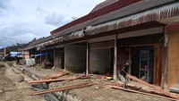 Saat ini, proses pemulihan difokuskan pada pembangunan kembali sistem drainase di sekitar pasar untuk mencegah terulangnya genangan air saat hujan deras. ANTARA FOTO/Indrianto Eko Suwarso
