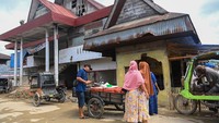 Warga sekitar hanya dapat melintas atau beraktivitas di luar area pasar. ANTARA FOTO/Indrianto Eko Suwarso