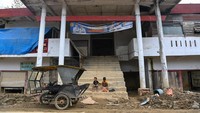 Anak-anak tampak bermain di depan bangunan pasar yang belum difungsikan, mencerminkan belum bergeraknya roda perekonomian masyarakat setempat. ANTARA FOTO/Indrianto Eko Suwarso