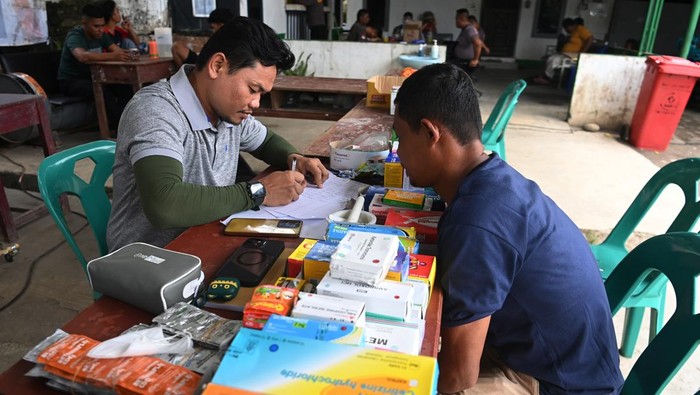 Dokter mengecek peralatan operasi di mobil operasi lapangan yang berada di posko kesehatan UPT Puskesmas Batang Toru di Desa Batu Hula, Kecamatan Batang Toru, Tapanuli Selatan, Sumatera Utara, Kamis (29/1/2026). Layanan pemeriksaan secara gratis tersebut ditujukan bagi warga terdampak bencana hidrometeorologi dari sejumlah desa yang berada di sekitar lokasi posko pelayanan seperti dari Desa Aek Garoga, Huta Godang, dan Batu Hula. ANTARA FOTO/Indrianto Eko Suwarso