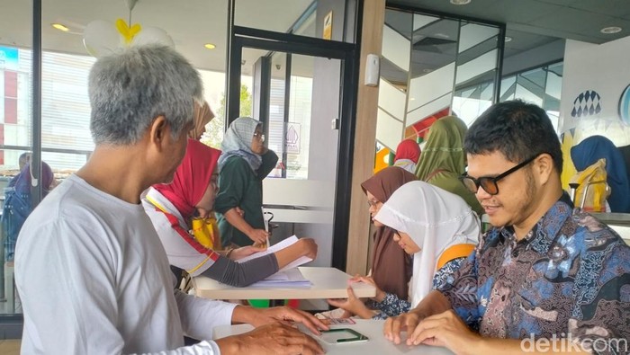 Pelajar tunanetra Tasikmalaya unjuk kebolehan membaca dan menulis huruf braille.