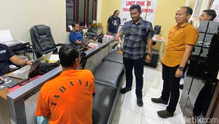 Pelaku pembacokan kepala sekolah saat diperiksa di Polres Situbondo