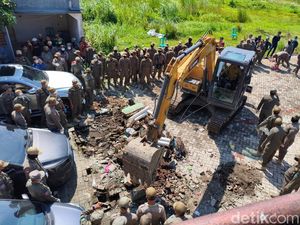 Ricuh! Satpol PP Bongkar Pagar Akses Perumahan Mutiara Regency Sidoarjo