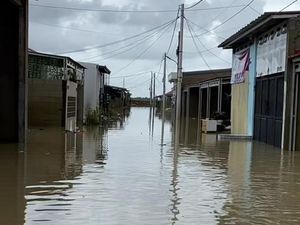 Amsyong! Gegara Banjir Seleher Warga Green Lavender Bekasi Rugi Rp 50 Juta