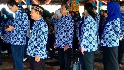 Penampakan batik khas Lombok Barat yang dikenakan oleh pegawai saat apel pagi. (Dok. Pemkab Lombok Barat)