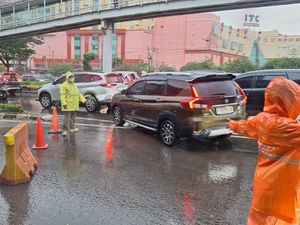 Jl Letjend Suprapto Banjir, Pengendara Diarahkan Masuk Jalur TransJ