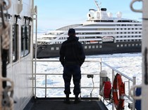 Detik-detik Kapal Pesiar Mewah yang Terjebak Es Berhasil Diselamatkan