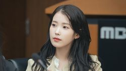 Momen IU dan Byeon Woo Seok Baca Naskah Drakor Perfect Crown