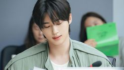 Momen IU dan Byeon Woo Seok Baca Naskah Drakor Perfect Crown