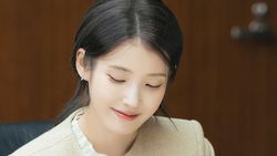 Momen IU dan Byeon Woo Seok Baca Naskah Drakor Perfect Crown