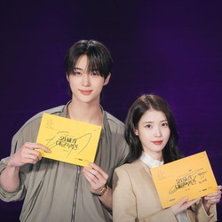 Momen IU dan Byeon Woo Seok Baca Naskah Drakor Perfect Crown