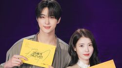 Momen IU dan Byeon Woo Seok Baca Naskah Drakor Perfect Crown