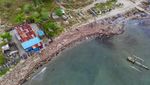 Pesisir Teluk Palu Dipenuhi Sampah Kiriman, Warga Terpaksa Membakar