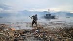Pesisir Teluk Palu Dipenuhi Sampah Kiriman, Warga Terpaksa Membakar