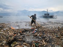 Pesisir Teluk Palu Dipenuhi Sampah Kiriman, Warga Terpaksa Membakar