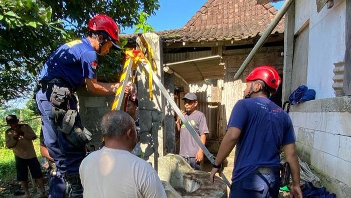 Petugas Damkar Satpol PP Boyolali, saat mengevakuasi kambing yang nyemplung sumur di Simo, Kamis (29/1/2026).