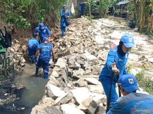 Tembok Pembatas 30 Meter di Cakung Jaktim Ambruk