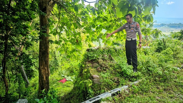 Petugas kepolisian menunjukkan lokasi motor terjun ke jurang di Girimulyo yang menewaskan dua orang pemuda asal Magelang, Kamis (29/1/2026)