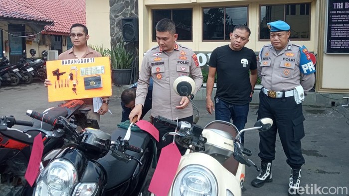 Petugas kepolisian saat menunjukkan barang bukti sepeda motor dalam kasus pencurian di Cirebon