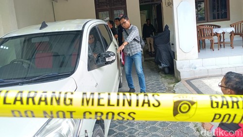 Petugas melakukan olah TKP kasus pembunuhan yang dilakukan Bara Primario terhadap ibu kandungnya, Yeni Rudi Astuti bertempat di rumahnya yang berlokasi di Monjok Timur, Kecamatan Selaparang, Kota Mataram, NTB, Kamis (29/1/2026). (Foto : Abdurrasyid Efendi/detikBali).