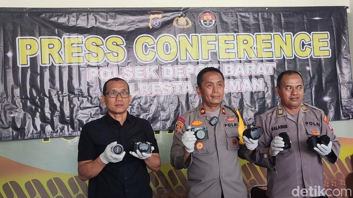 Petugas memperlihatkan kamera hasil curian ibu dan anak saat rilis di Mapolsek Depok Barat, Sleman, Kamis (29/1/2026).
