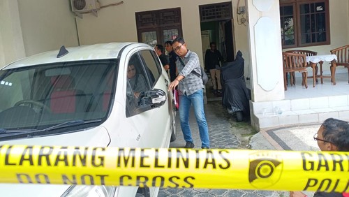 Petugas mengolah TKP kasus pembunuhan Yeni Rudi Astuti oleh anak kandungnya, Bara Primario, di rumahnya Lingkungan Monjok Timur, Kelurahan Monjok Baru, Kecamatan Selaparang, Mataram, NTB, Kamis (29/1/2026). (Foto: Abdurrasyid Efendi/detikBali)