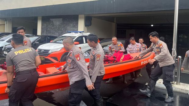 Polisi dan SPPG Teluk Pucung Bekasi salurkan bantuan makanan untuk korban banjir, Kamis (29/1/2026).
