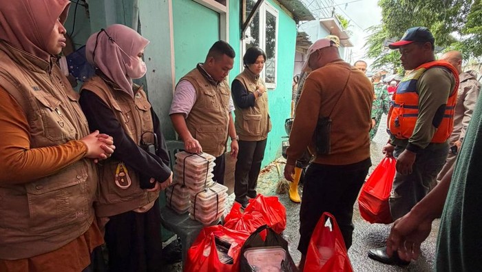 Polisi dan SPPG Teluk Pucung Bekasi Salurkan Makanan untuk Korban Banjir